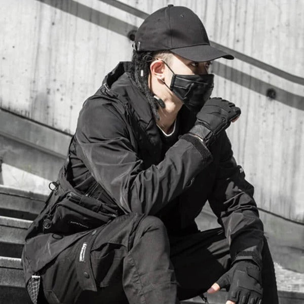 Techwear Hologram #20: Czy moda techwear ma sens poza internetem – jak nosić futurystyczny streetwear i nie wyglądać jak przebranie?