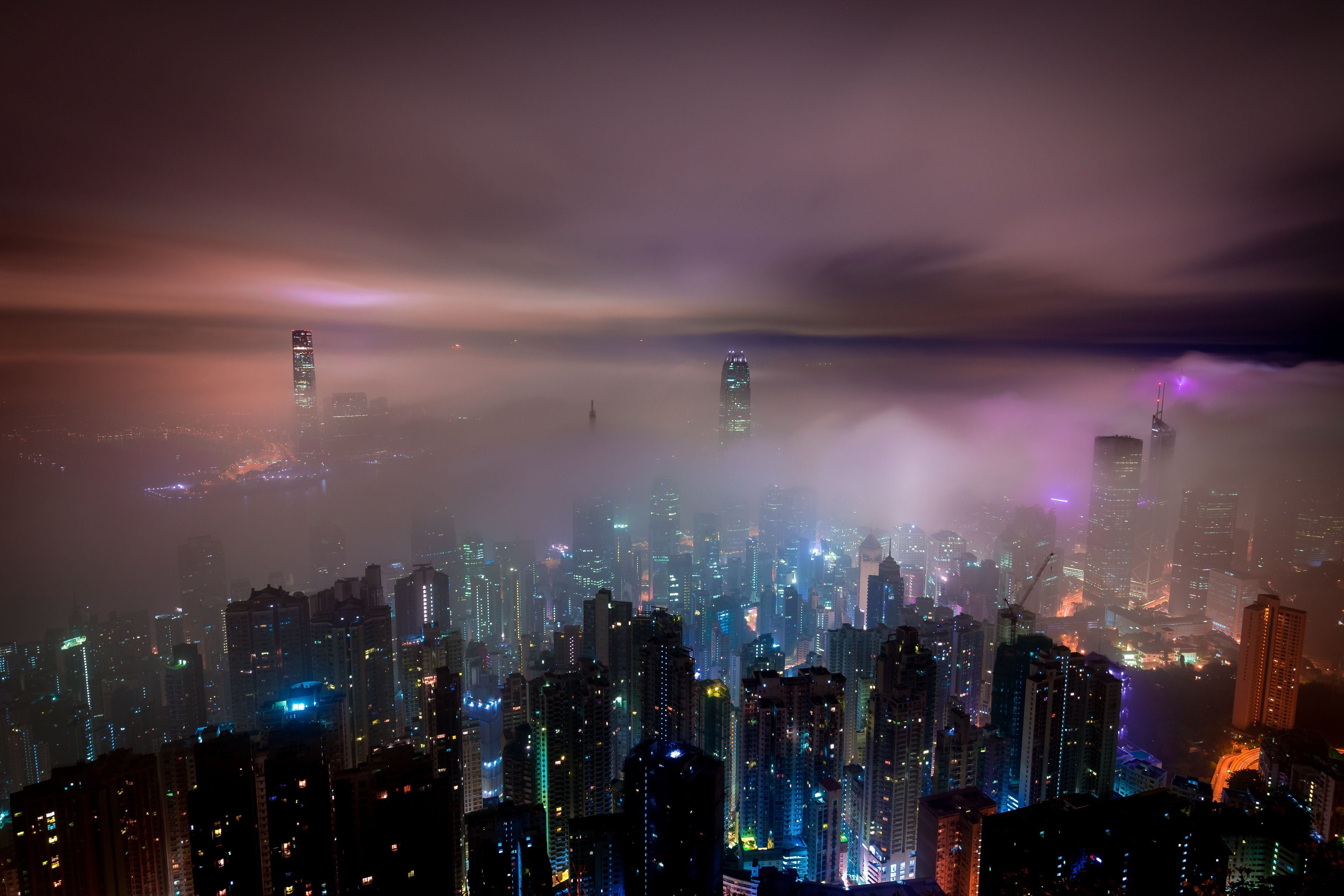 Cyber Stories #14: Dlaczego cyberpunk tak często pokazuje deszcz, noc i światło neonów – i co mówi to o naszej wizji przyszłości?