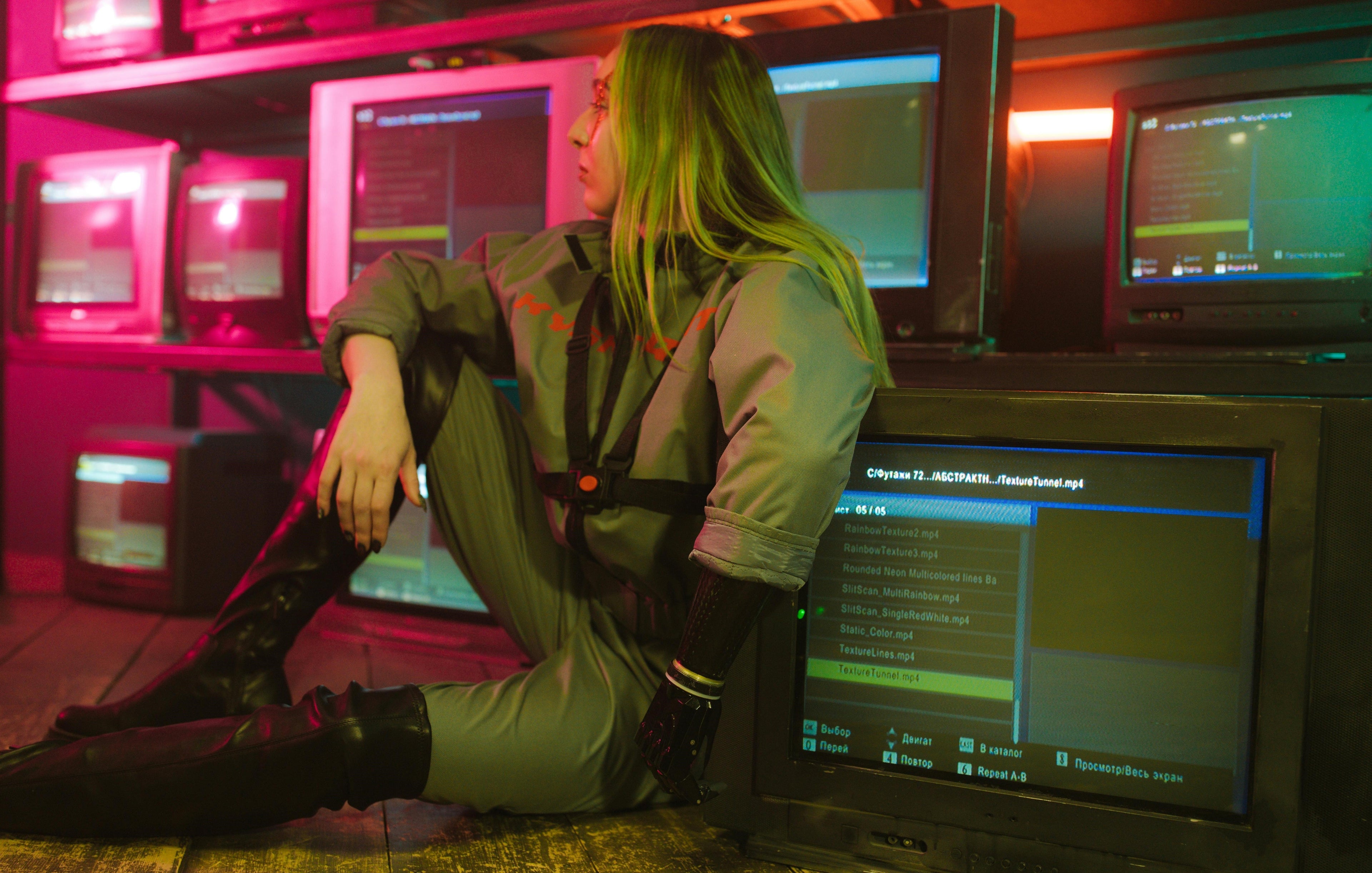 Neon Outfit Protocol #3: Styl operatora cieni – jak stworzyć stealth cyberpunk outfit w miejskiej dżungli